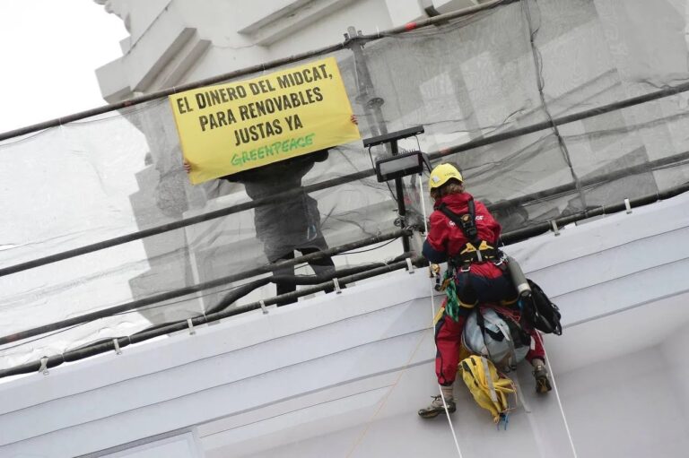 Greenpeace desprega unha pancarta contra o Midcat con motivo do cume hispano-alemá
