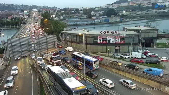 Retencións de cinco quilómetros chegan ata a Avenida de Alfonso Molina por un accidente con sete vehículos implicados na AP-9