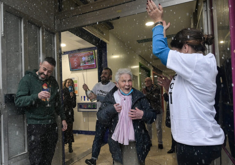 Dous irmáns reparten 180 millóns desde un barrio da Coruña: “Aquí sempre xogamos ao cero”