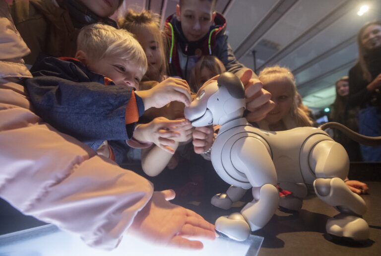 Nenos e nenas refuxiados ucraínos celebran o seu Nadal co can robótico ‘Aibo’
