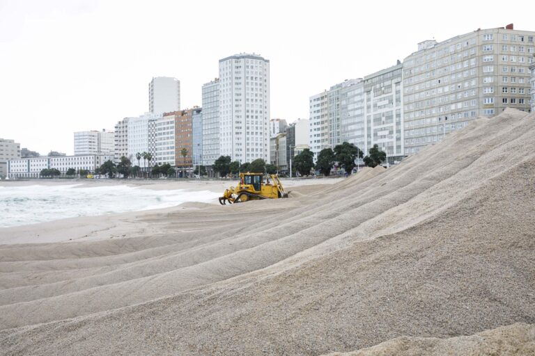 Volve a gran duna de Riazor tras desaparecer nos últimos temporais