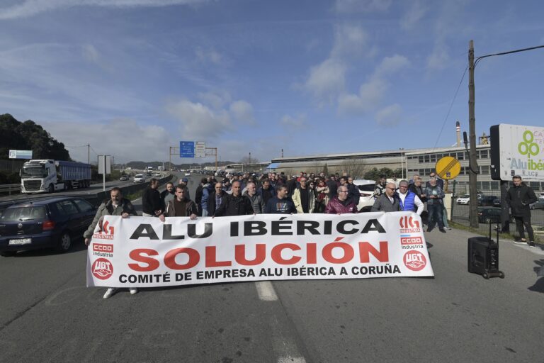 Extraballadores de Alu Ibérica na Coruña: “Isto é unha agonía, levamos un ano sen cobrar nada”