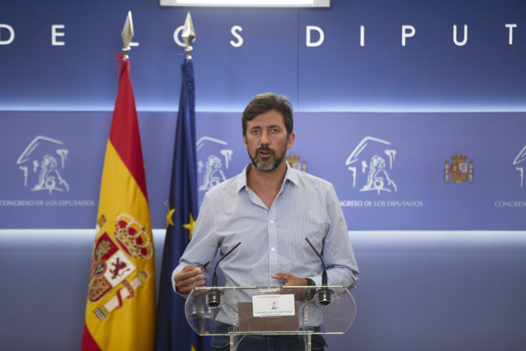 O Goberno asegura a UP que non recibiu propostas sobre a “deterioración” dos murais de Urbano Lugrís na Coruña