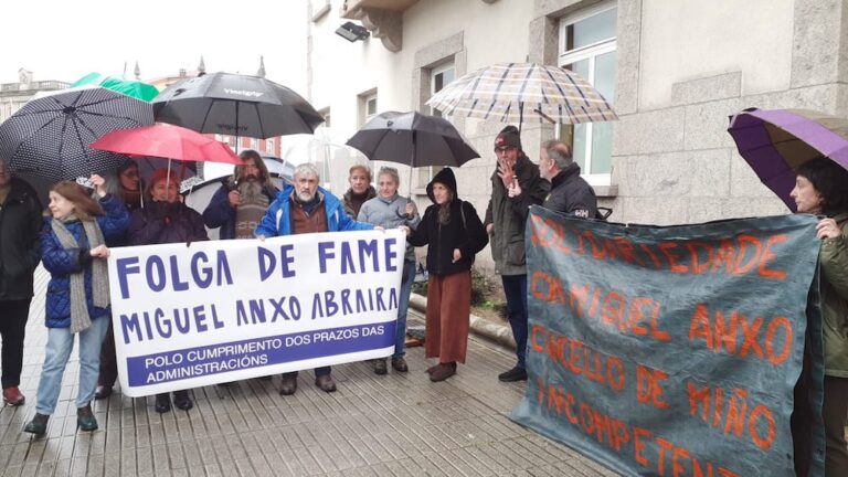 O activista Miguel Anxo Abraira vese obrigado a abandonar a súa folga de fame