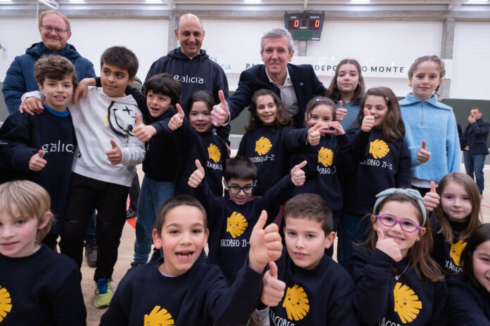 O presidente da Xunta, Alfonso Rueda, acompañado do vicepresidente segundo e conselleiro de Presidencia, Xustiza e Deportes, Diego Calvo, asiste á inauguración das obras de remodelación do Pavillón Polideportivo Monte Alto. Pavillón Polideportivo Monte Alto, (A Coruña) 06/03/23.