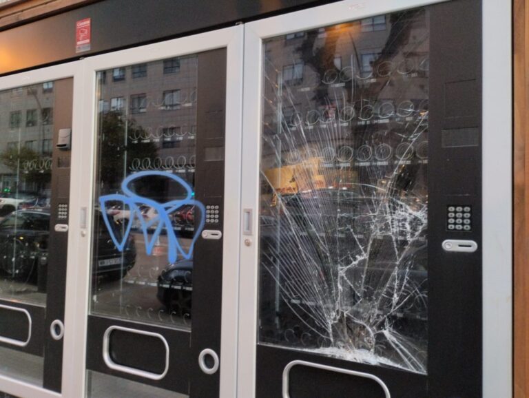 Denuncian actos de vandalismo nunhas máquinas expendedoras de Zalaeta