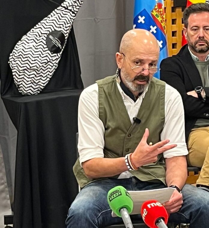 Alfonso Salazar en rolda de prensa co xamón