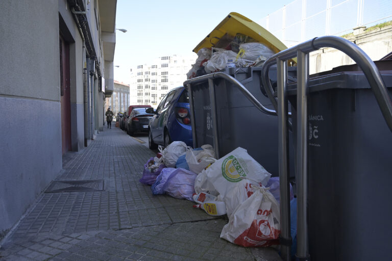 A alcaldesa da Coruña defende a supervisión dos contratos do servizo de limpeza