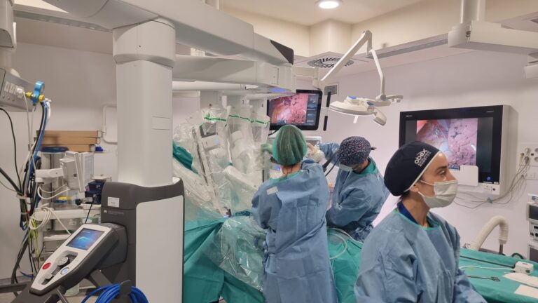 O CHUAC realiza unha operación pioneira en Galicia dun cancro de páncreas con tecnoloxía robótica