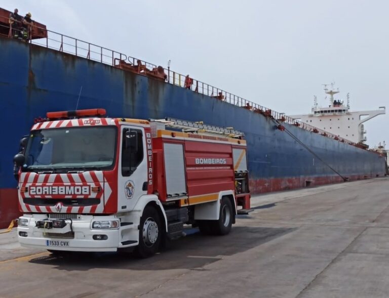 Continúan as tarefas de extinción do buque incendiado no porto exterior de Langosteira
