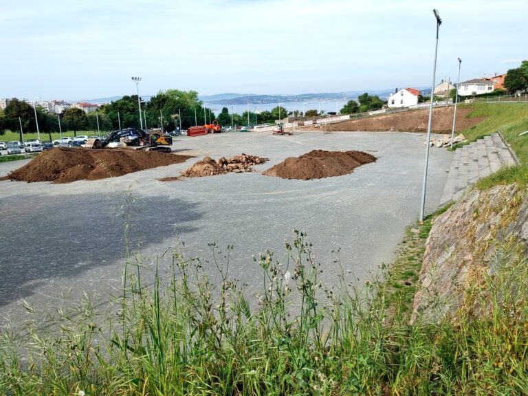 O novo campo de fútbol de Eirís está rematado antes de que remate o ano
