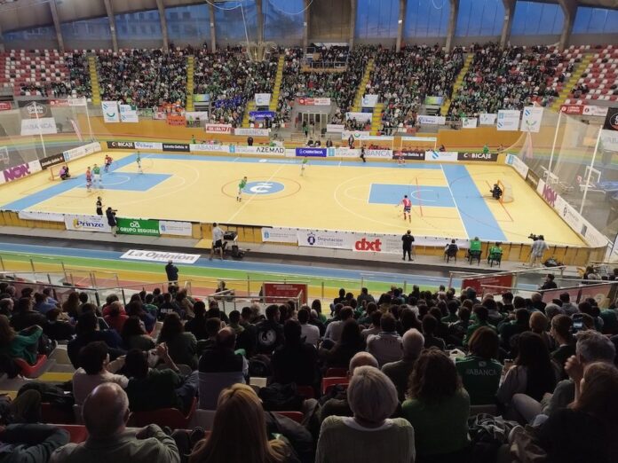 Ambientazo no Forno de Riazor nun partido do Liceo