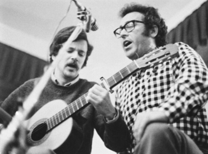 Testemuño da primeira xira por Galicia de Zeca Afonso (dereita), xunto co cantautaro galego Benedicto Garcia Villar, en 1972 | Fonte: www.aja.pt.