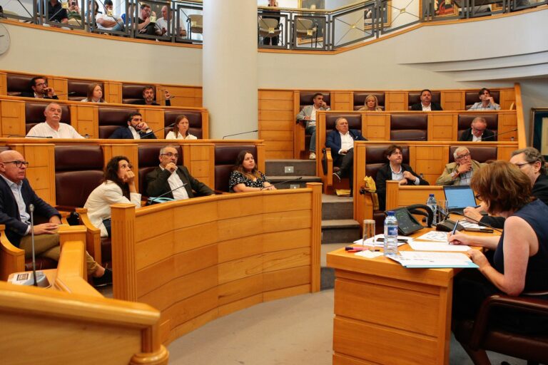 Formoso súbese o soldo á fronte da Deputación: de 77.300 a 80.000 euros anuais