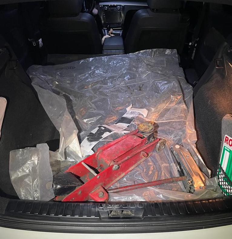 Interceptados dous mozos que intentaban roubar as rodas dun coche en Cambre