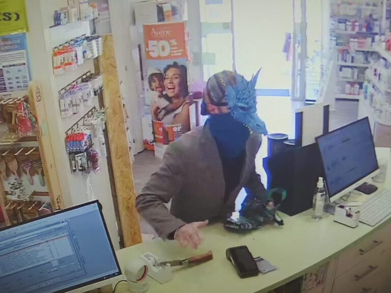 Detido un veciño tras roubar, disfrazado, unha farmacia de Cambre