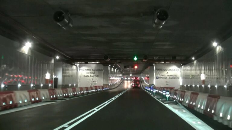 Pechan o túnel de María Pita tras quedar encaixado nel un autobús de viaxeiros
