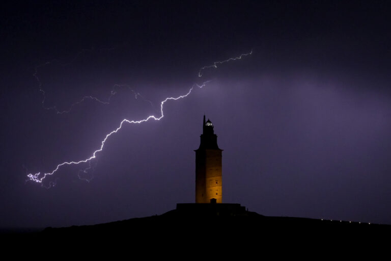 A Torre de Hércules pecha a partir das 17,30 horas deste sábado pola previsión de forte vento