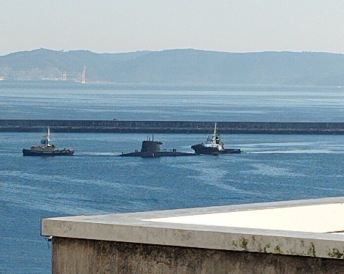 Submarino entrando na Coruna-Foto-DieguinoRCD